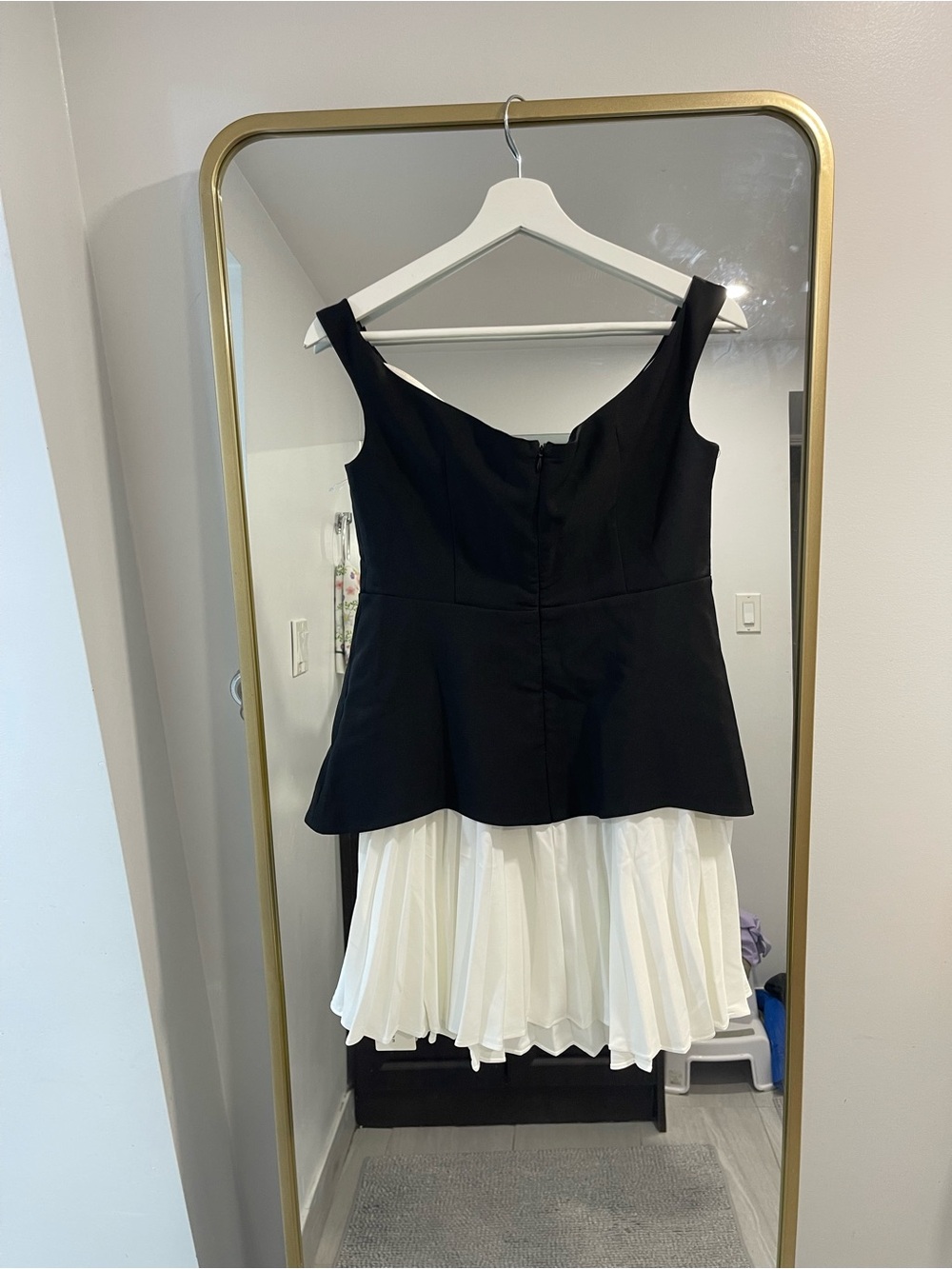 NWT Commense patchwork Off Shoulder Pleated Mini Dress Black and White Contrast - Picture 7 of 7